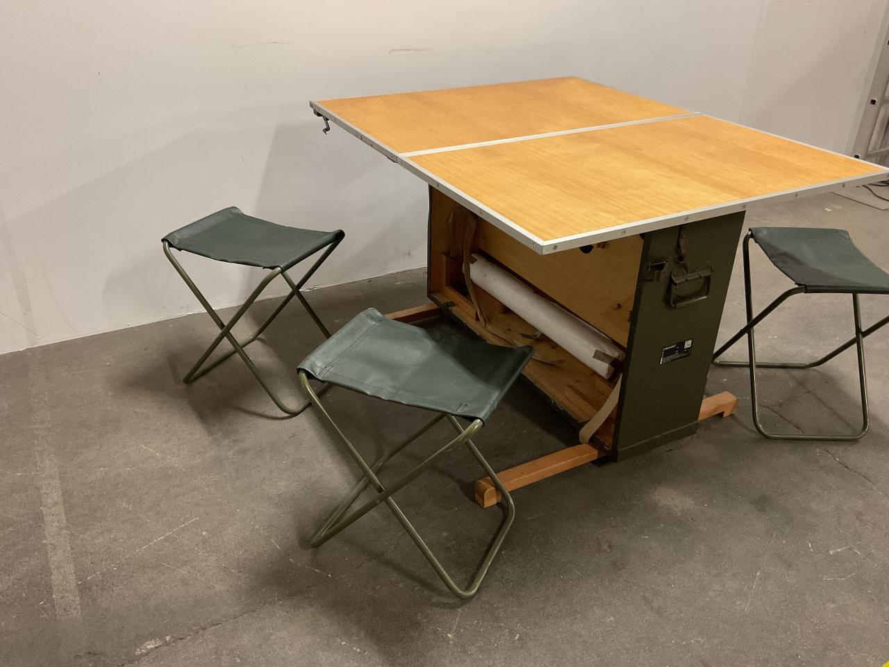 Tisch_4
