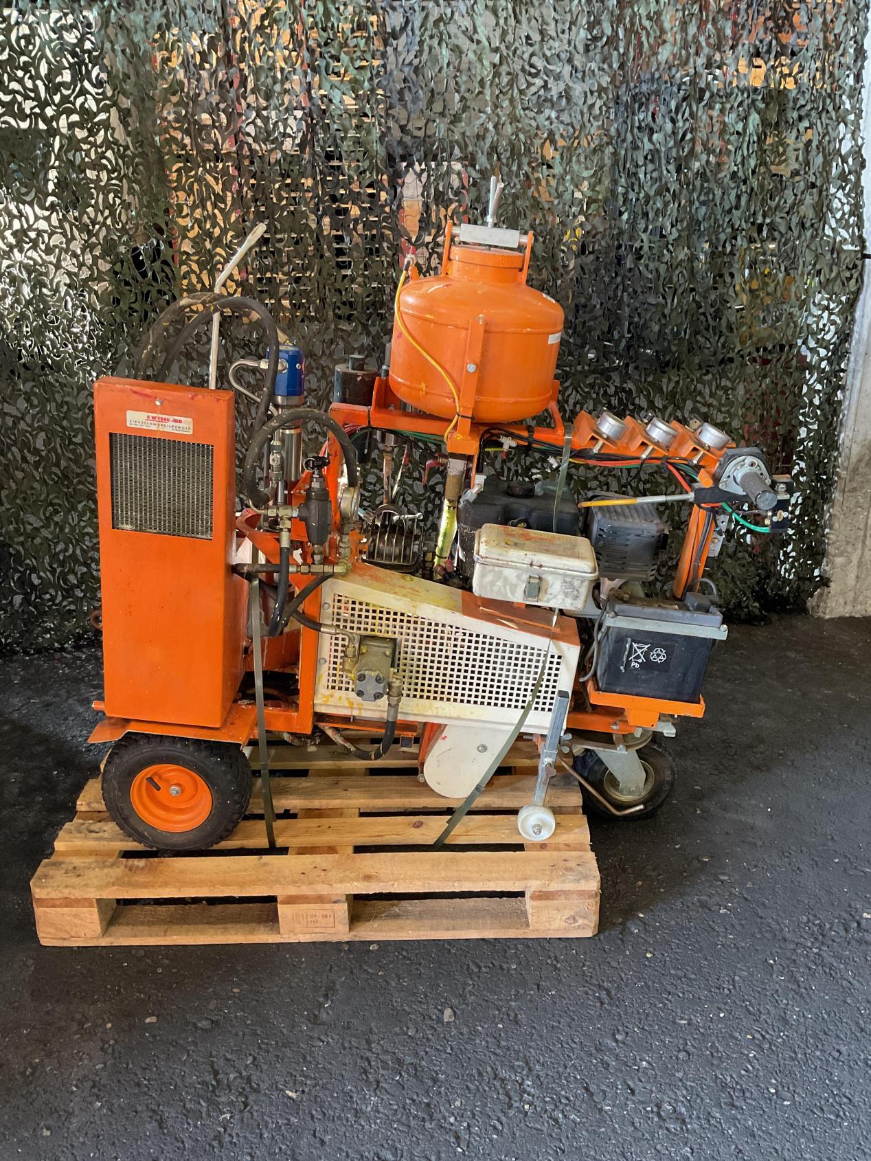 Strassenmarkiermaschine