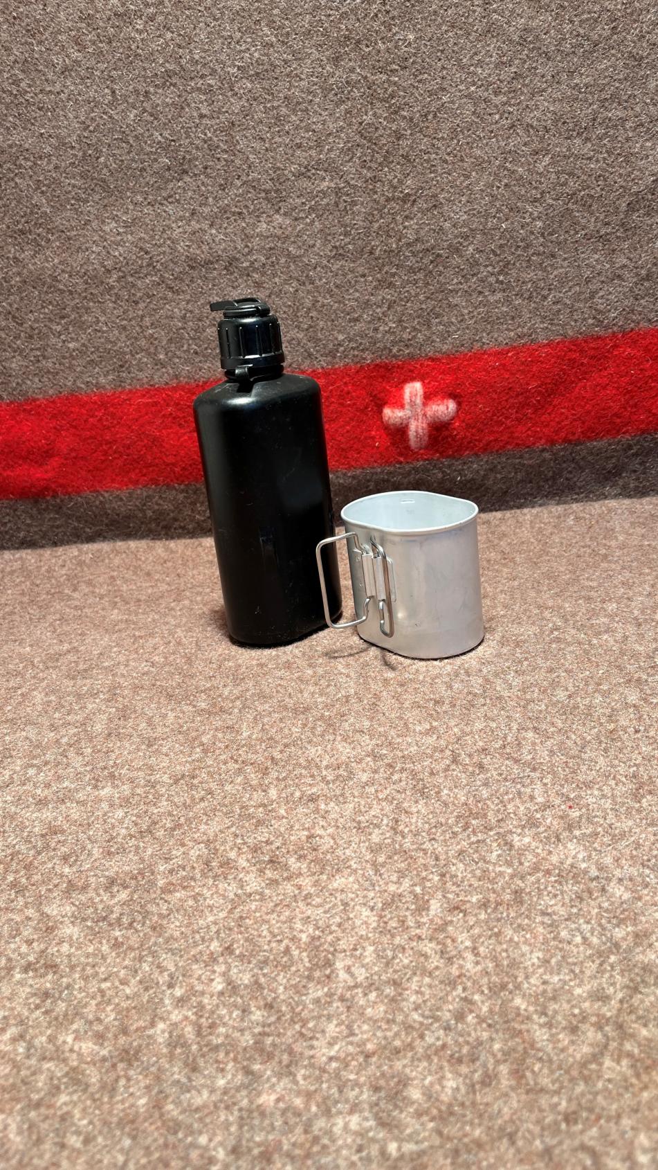 Feldflasche mit Becher